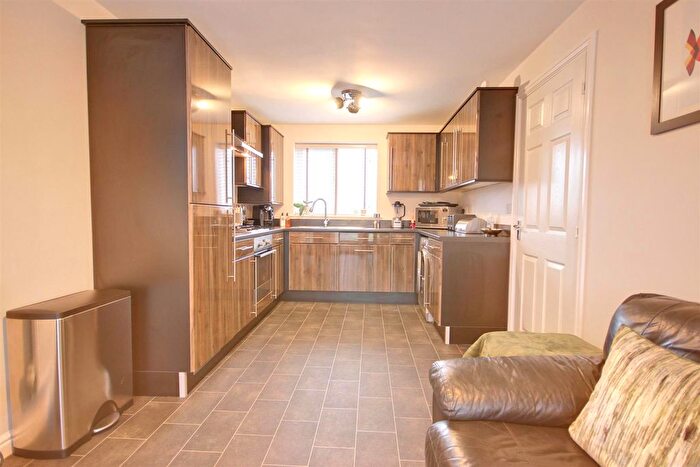 3 Bedroom Detached House For Sale In Chartwell Gardens, Kingswood, Hull, HU7