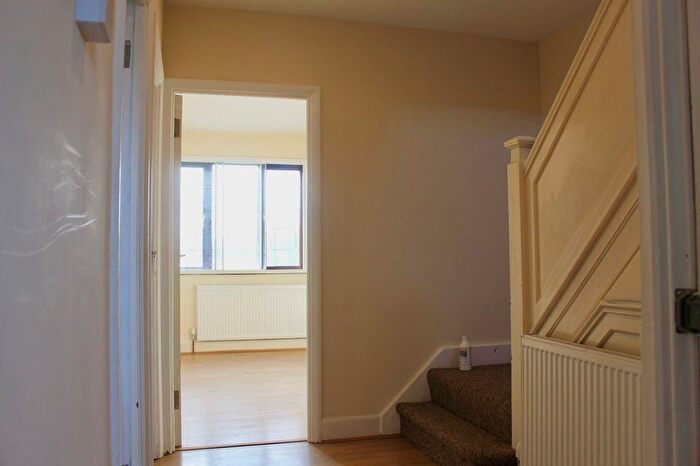 3 Bedroom Flat To Rent In Parklands Parade, Bath Road, Hounslow, TW5