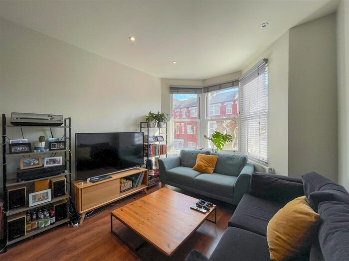 3 Bedroom Flat To Rent In Carlingford Road, Turnpike Lane, N15