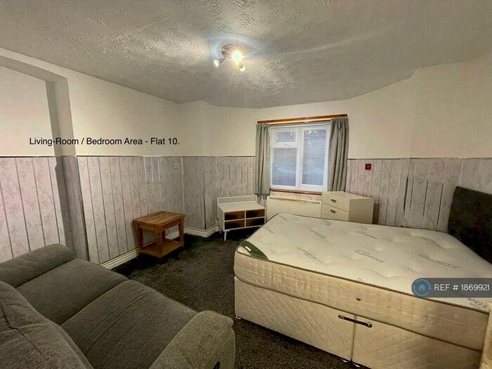 Studio To Rent In Range Road, Manchester, M16