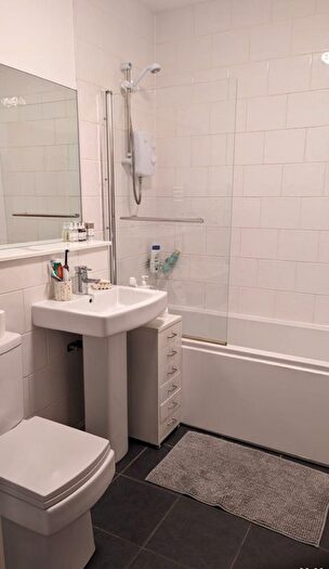 2 Bedroom Flat To Rent In Rochdale Road, Manchester, M24