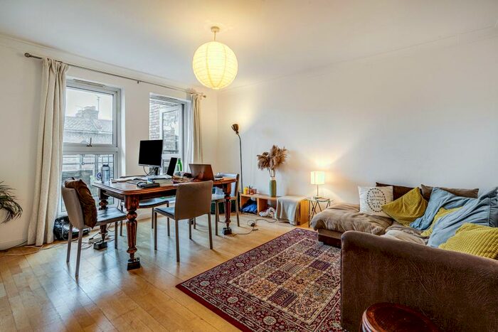 2 Bedroom Flat To Rent In St James Drive, SW12