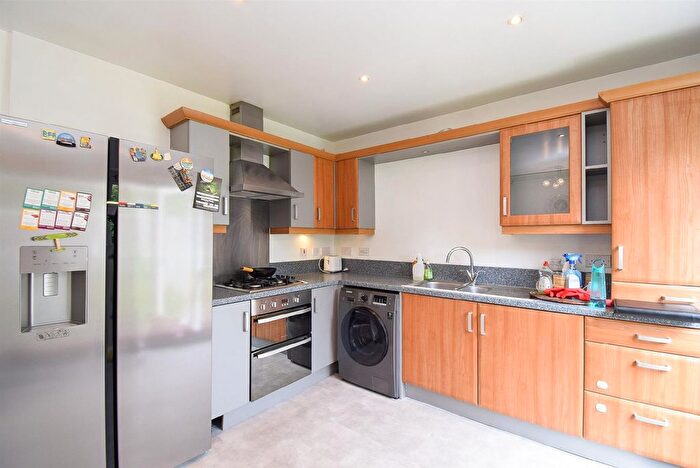 5 Bedroom Semi-Detached House To Rent In Temple Court, Wakefield, WF1