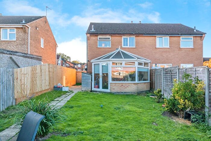 3 Bedroom Semi-Detached House For Sale In Sunningdale, Grantham, NG31