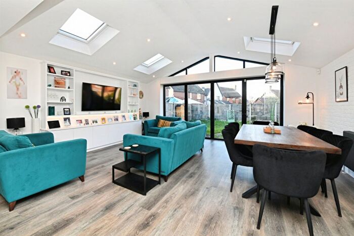 4 Bedroom Link Detached House For Sale In Norwich Crescent, Rayleigh, SS6