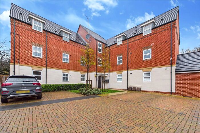 2 Bedroom Flat For Sale In Hutton Close, Newbury, Berkshire, RG14