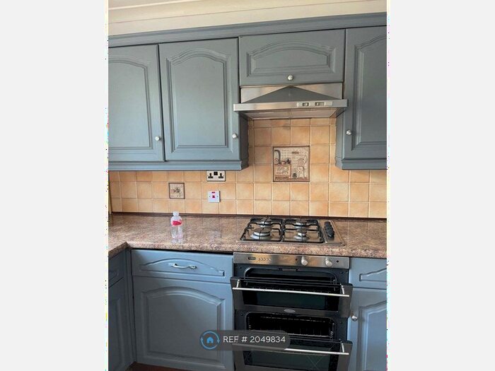 3 Bedroom Semi-Detached House To Rent In Hawthorn Walk, Hazelmere, HP15