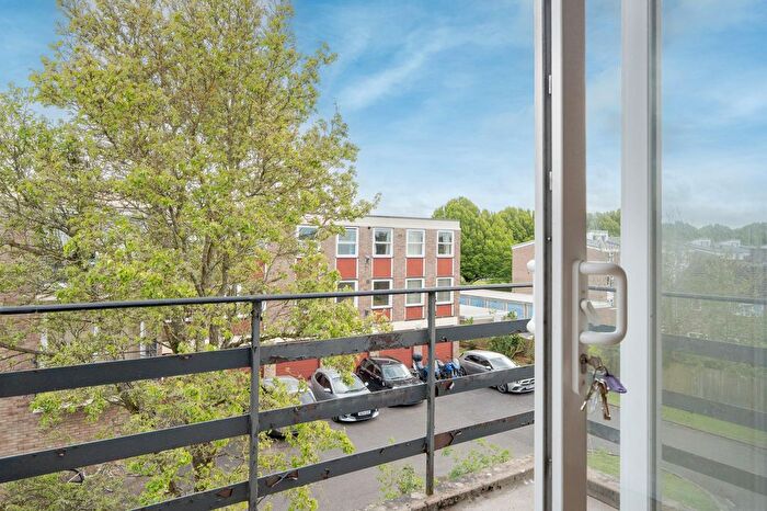 2 Bedroom Flat For Sale In Park Close, Oxford, OX2