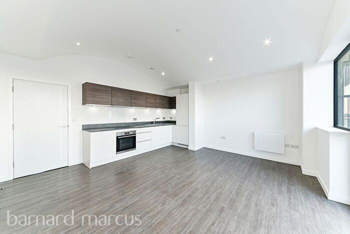 2 Bedroom Apartment To Rent In High Road, N20