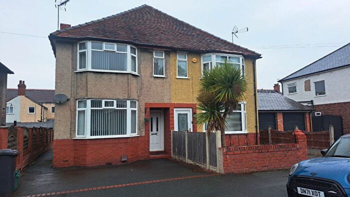 1 Bedroom Flat To Rent In Room, Court Road, LL13