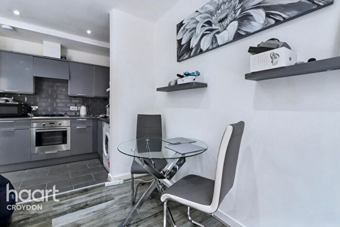 1 Bedroom Flat For Sale In Saxon Court, Surrey, CR3