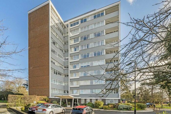 3 Bedroom Flat To Rent In Heronsforde, London, W13