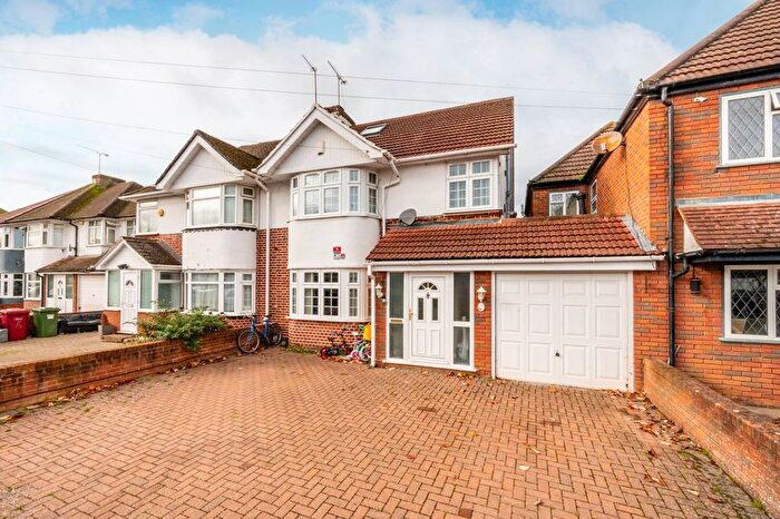 5 Bedroom Semi Detached House For Sale In Courtlands Avenue, Langley, Slough, SL3