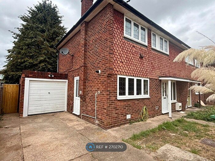 3 Bedroom Semi-Detached House To Rent In Meadowbrook Close, Slough, SL3