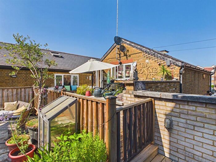 1 Bedroom Flat For Sale In High Street, Walton-On-Thames, KT12