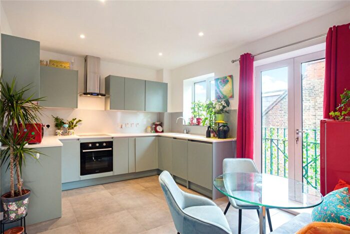 2 Bedroom Flat To Rent In Silver Crescent, London, W4