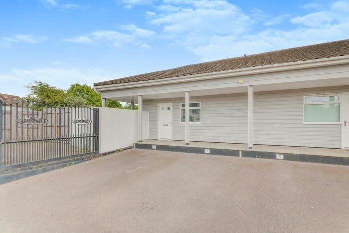 2 Bedroom Bungalow For Sale In Rawreth Lane, Wickford, SS11