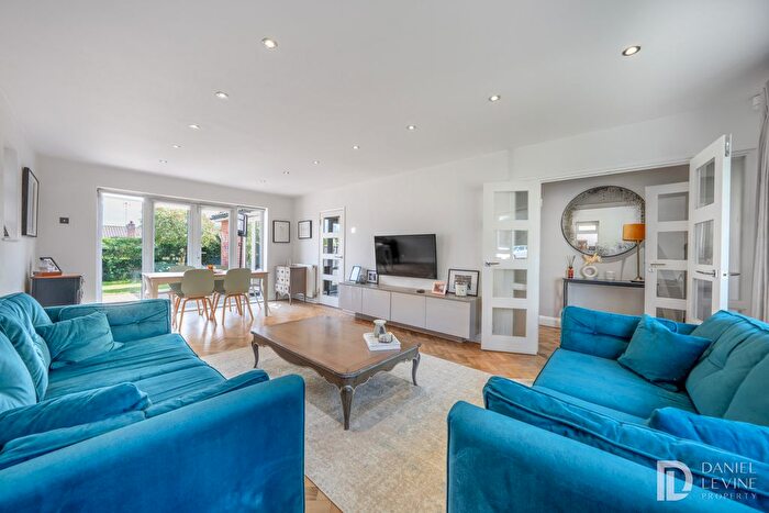 3 Bedroom Detached House For Sale In Woodstock Road, Bushey, WD23