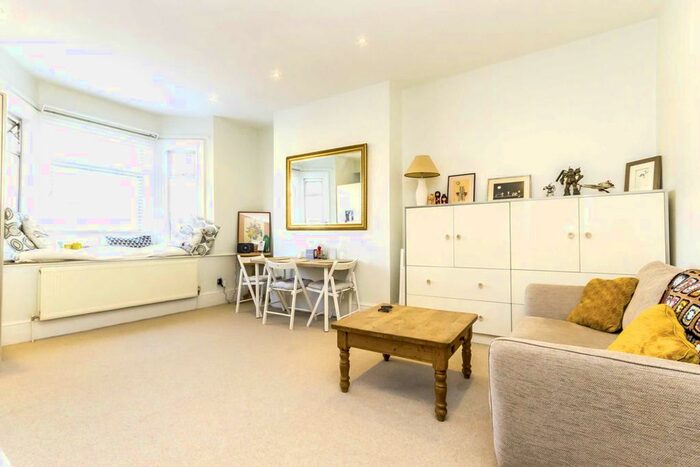 2 Bedroom Flat To Rent In Crown Road, St Margarets, Twickenham, TW1