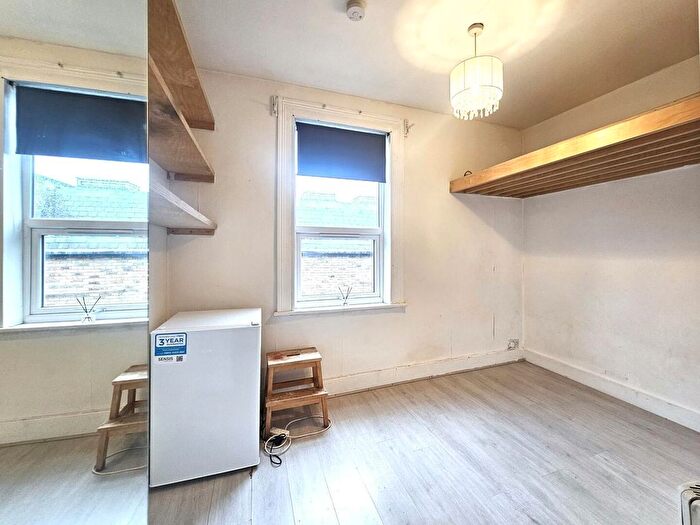 Studio To Rent In High Road, N2