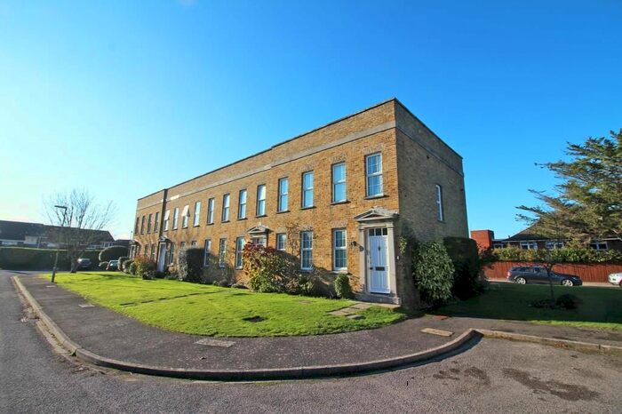 2 Bedroom Flat To Rent In Hamilton Court, De La Warr Road, Milford On Sea, Lymington, Hampshire, SO41