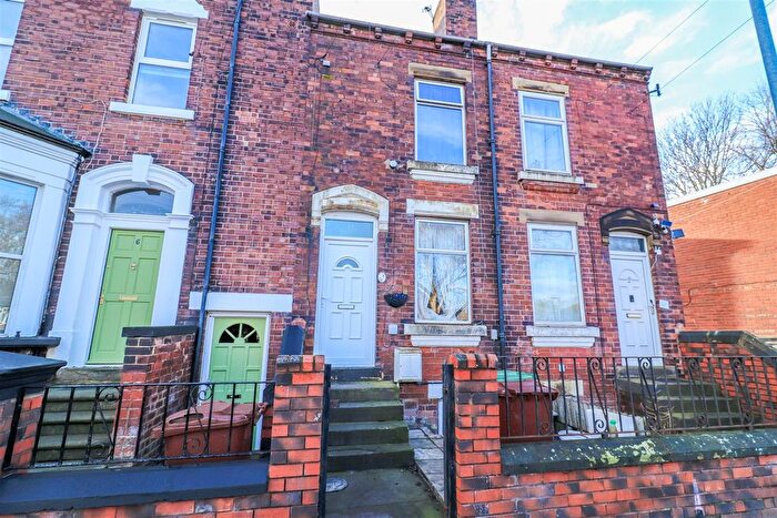 2 Bedroom Terraced House For Sale In Park Lodge Lane, Wakefield, WF1
