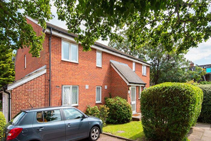 2 Bedroom Flat To Rent In Greenacre Gardens, Walthamstow, London, E17