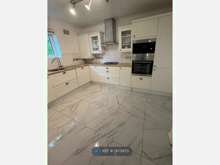 3 Bedroom Flat To Rent In Croft Lodge Close, Woodford Green, IG8