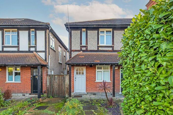 3 Bedroom Maisonette To Rent In Woodleigh Gardens, London, SW16