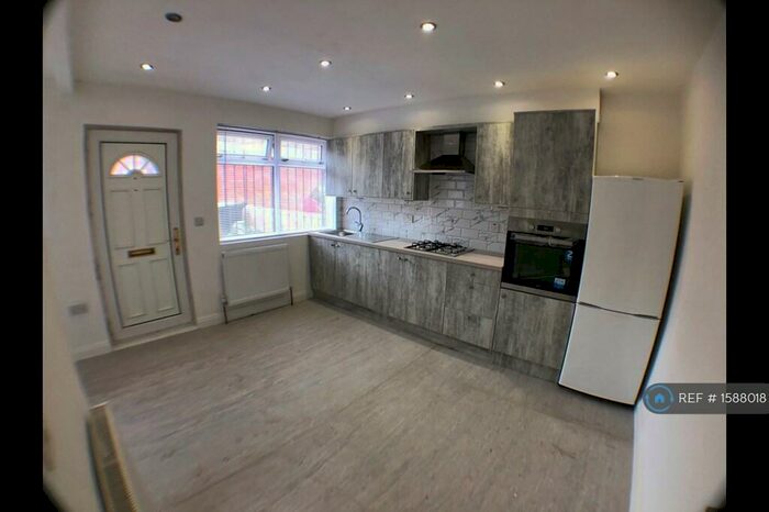 4 Bedroom End Of Terrace House To Rent In Kelso Gardens, Leeds, LS2