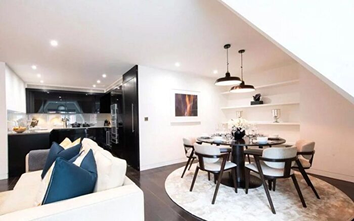 2 Bedroom Flat To Rent In Duke Street, London, W1K