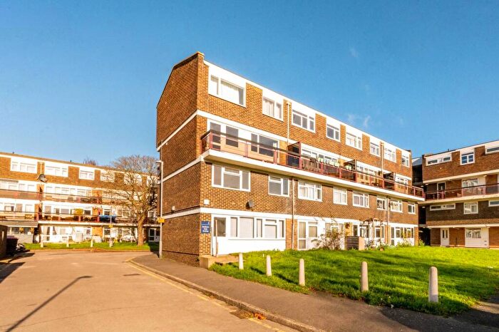 3 Bedroom Maisonette For Sale In Wessex Close, Kingston, Kingston Upon Thames, KT1