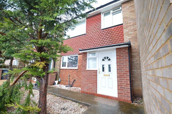 3 Bedroom Terraced House To Rent In Brendon Avenue, Luton, Bedfordshire, LU2