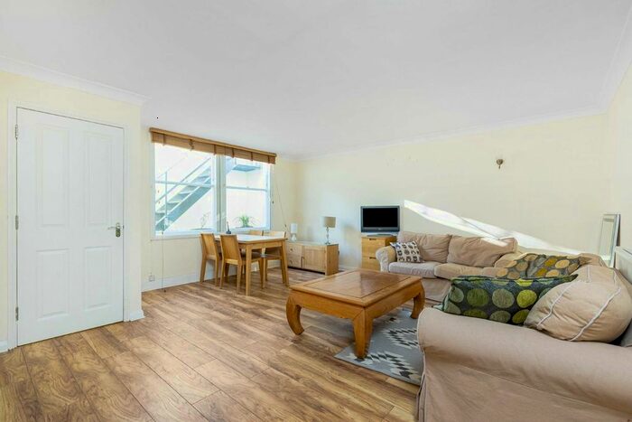 2 Bedroom Flat To Rent In St. Georges Square, London, SW1V