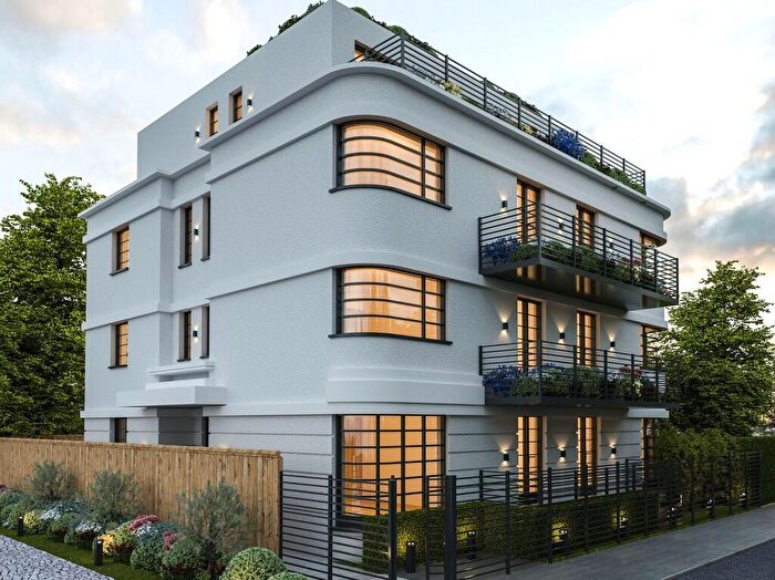 3 Bedroom Apartment For Sale In Hollyfield Road, Surbiton, KT5