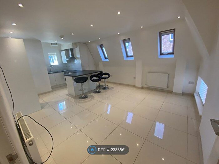 2 Bedroom Flat To Rent In Wayside, London, NW11