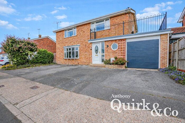 4 Bedroom Detached House For Sale In Urmond Road, Canvey Island, SS8