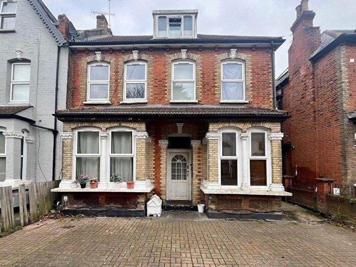 Flat To Rent In Sunningfields Road, London, NW4