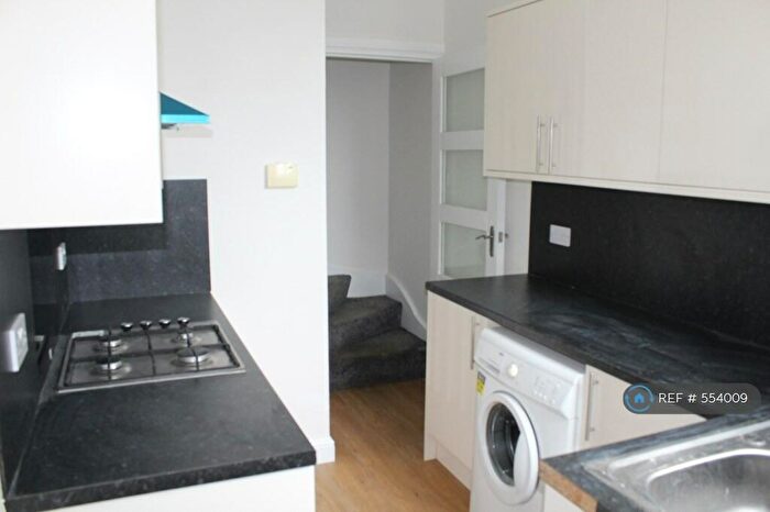 2 Bedroom Flat To Rent In Alwoodly, Leeds, LS17
