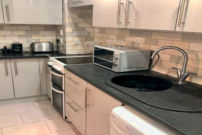 2 Bedroom Flat To Rent In Camberwell Road, SE5