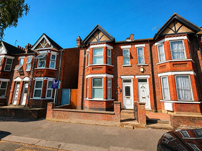 6 Bedroom Semi-Detached House To Rent In Avondale Road, Luton, LU1