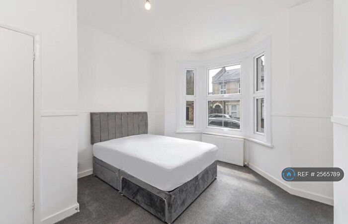 3 Bedroom Flat To Rent In Poplar Road, London, SE24