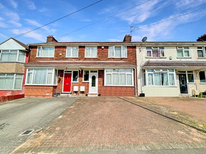 3 Bedroom Terraced House To Rent In Hart Lane, Luton, Bedfordshire, LU2