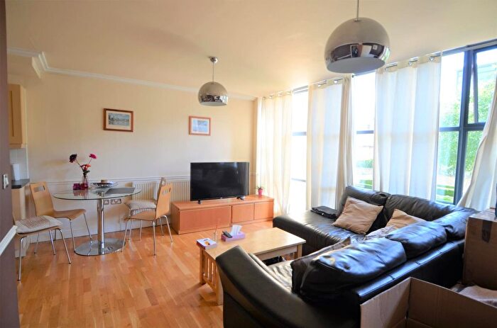 1 Bedroom Flat To Rent In Town Meadow, Brentford, TW8