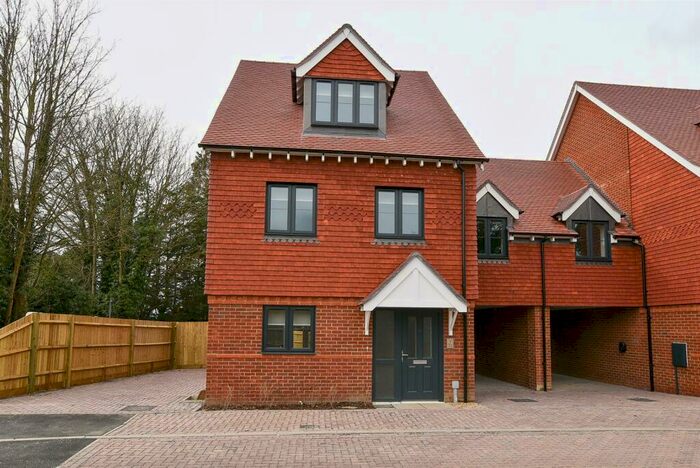 4 Bedroom Link Detached House To Rent In Thorndike Close, Rochester Road, Aylesford, ME20
