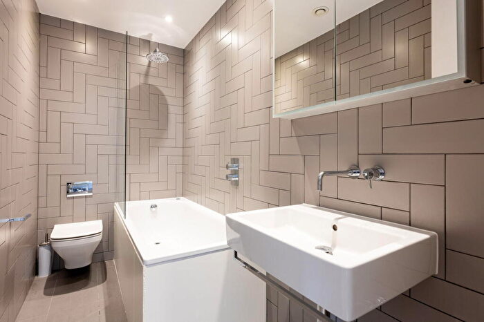 2 Bedroom Flat To Rent In Compayne Gardens, London, NW6