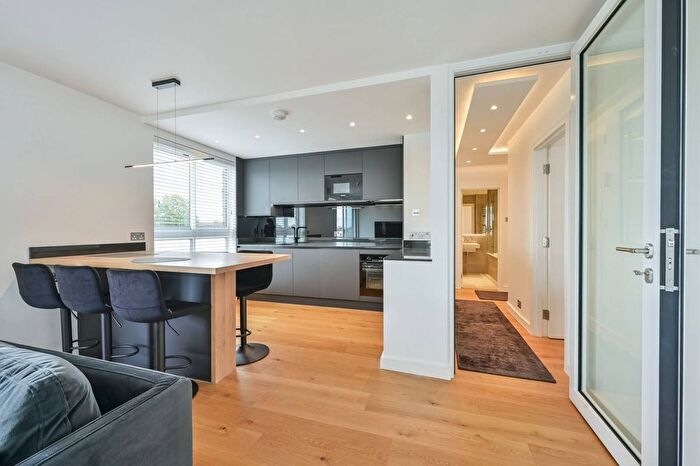 2 Bedroom Flat To Rent In Warwick Drive, Barnes, London, SW15