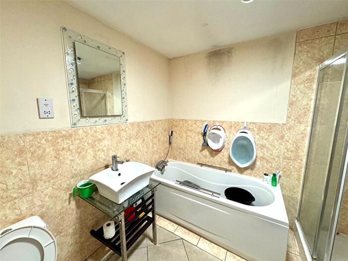 2 Bedroom Flat For Sale In Ings Road, Wakefield, West Yorkshire, WF1