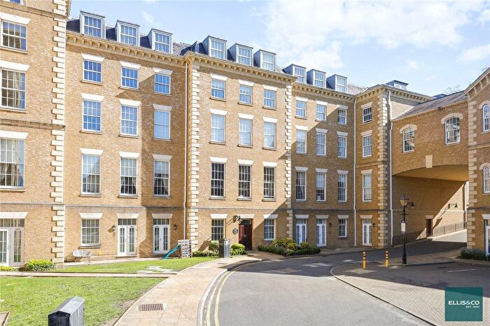 2 Bedroom Flat For Sale In Royal Drive, Friern Barnet, N11