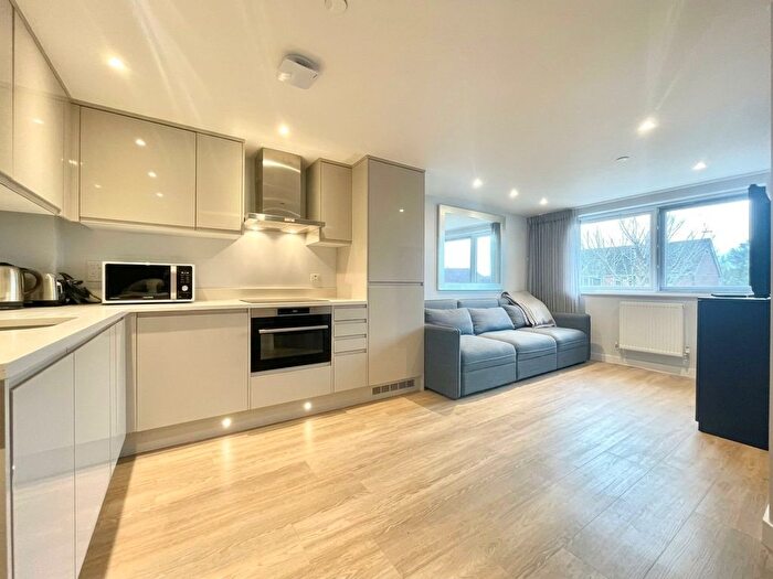 1 Bedroom Flat To Rent In Ray Park Avenue, Maidenhead, Berkshire, SL6
